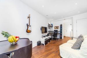 Chic Sun-Filled 1 BDR Apt with Private Terrace