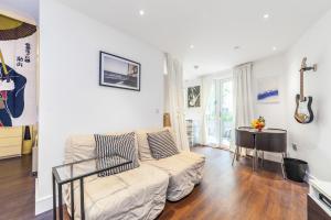 Chic Sun-Filled 1 BDR Apt with Private Terrace