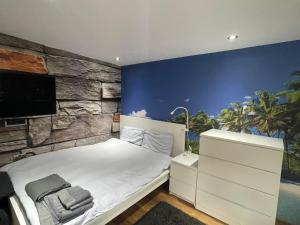 Modern 1 bed suite in guest house private garden