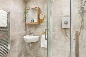 Beautiful Apartment in City Centre with Free Parking, Self-Check-In, Fast WiFi, Smart TV and Rooftop Terrace by Yoko Property