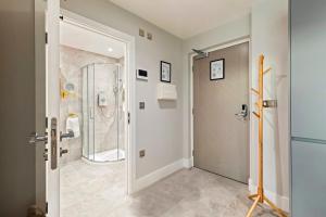 Beautiful Apartment in City Centre with Free Parking, Self-Check-In, Fast WiFi, Smart TV and Rooftop Terrace by Yoko Property