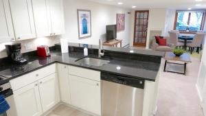 Charming City Centered Walk to Zoo