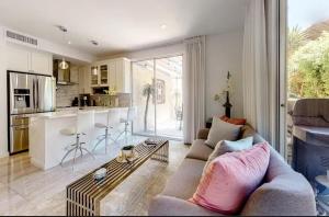 Indian Wells Mtn Cove with Kitchen Living Room Patio Firepit BBQ Tennis Stadium