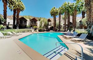 Indian Wells Mtn Cove with Kitchen Living Room Patio Firepit BBQ Tennis Stadium