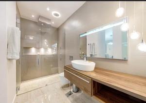 Indian Wells Mtn Cove with Kitchen Living Room Patio Firepit BBQ Tennis Stadium