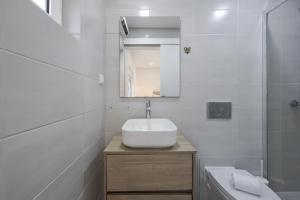 Olivais Modern by Homing