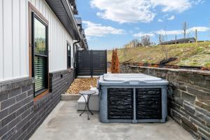 3 King Bd with Hot Tub & Minutes to Dollywood!