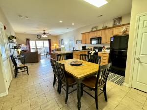 Three-Bedroom Apartment room in Tina Condo A-4