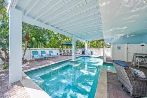 Griffins Island Getaway - Coastal Luxury with Private Pool Game Room Steps to Anna Maria Beaches