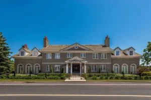 Waterfront Mansion with River & Mountain View, 40 Minutes from Montreal - Chambly