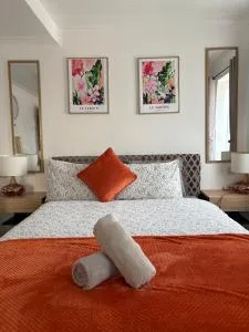 Luton Lodge - Newly Renovated Ideal for Short Stay, Close to Airport Train Station, Free Parking off street , Luxury Comfort in Low Price - Hexton