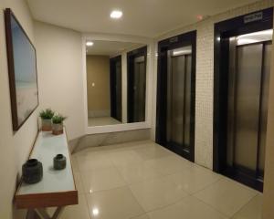 Vista Lateral Mar com 02 Suítes Wifi Ar Cond a 50m da Praia