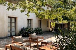 Villas Stylish villa with large pool and stunning views : photos des chambres