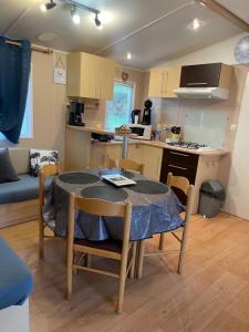 Campings 600m de la plage - Mobilhome Loka 4 personnes camping Goelands 3 etoiles : photos des chambres