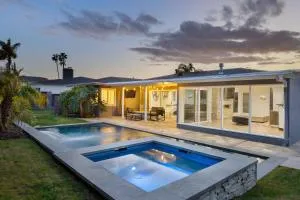 Luxury Oasis w Pool Hot Tub Fire Pit Pool Table Flight Ave by AvantStay - إنجلوود