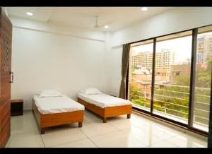 Luxurious 4BHK Homestay in Kandivli Mumbai Spacious Scenic and Family Friendly - غوراي
