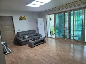 Completely private house, karaoke room, massage machine, barbecue, 2 toilets, comfortable house where you can play all night, 5 minutes by car by the sea - Sangdomun-ni