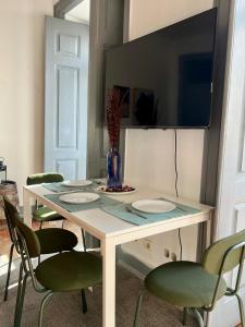 Spacious T4 Central Apartment with Iconic Tram 28 View