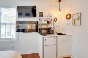 Walkable Studio on Historic Hammondsport Property!