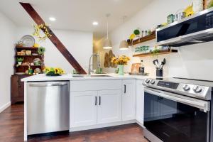 Walk to Eats Mtn-View Hammondsport Hideaway!