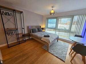Modern studio apartment in Gunwharf
