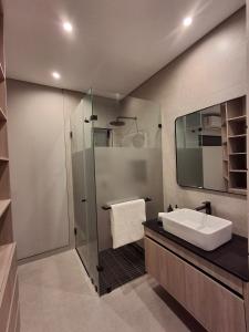 King size bed-NO loadshedding-Free Wi-Fi