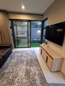 King size bed-NO loadshedding-Free Wi-Fi