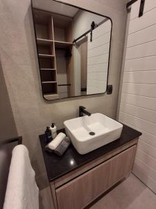 King size bed-NO loadshedding-Free Wi-Fi