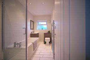 Luxury Bungalow, 3 bedrooms, 5 beds, sleeps 8, transport links, parking, Wi-Fi