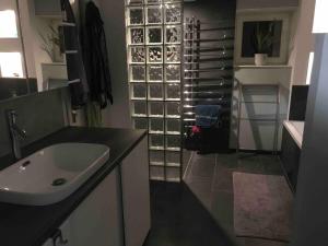 2 Zi Terrassen Wohnung Kamin Kingsize 2x2m Bett Garten