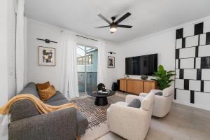 Family Mickey & Star Wars - FREE Heated Pool