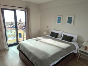 Top-Floor One-Bedroom Flats - Peaceful with Ocean and City Views