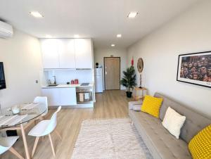 Top-Floor One-Bedroom Flats - Peaceful with Ocean and City Views