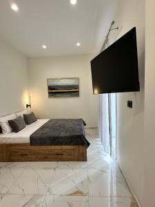 The Lux Den of Zante