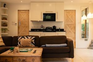 The Hideaway - A cosy retreat by the lakes