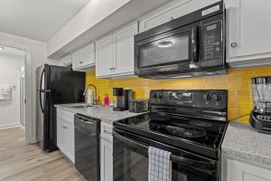 TreeHouse Lodge Walk to Beach Pet-Friendly 102