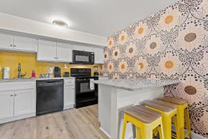 TreeHouse Lodge Walk to Beach Pet-Friendly 104