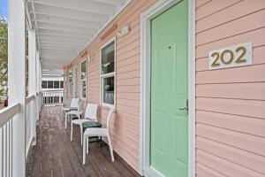 TreeHouse Lodge Walk to Beach Pet-Friendly 202