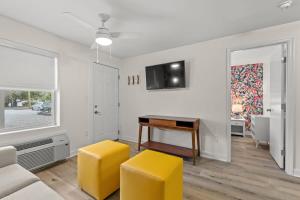 TreeHouse Lodge Walk to Beach Pet-Friendly 202