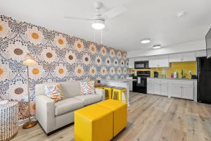 TreeHouse Lodge Walk to Beach Pet-Friendly 203