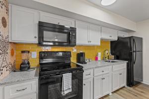 TreeHouse Lodge Walk to Beach Pet-Friendly 203