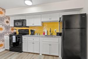 TreeHouse Lodge Walk to Beach Pet-Friendly 203