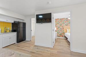 TreeHouse Lodge Walk to Beach Pet-Friendly 203