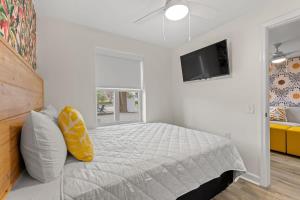 TreeHouse Lodge Walk to Beach Pet-Friendly 203