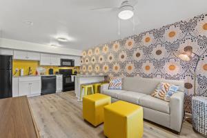 TreeHouse Lodge Walk to Beach Pet-Friendly 204