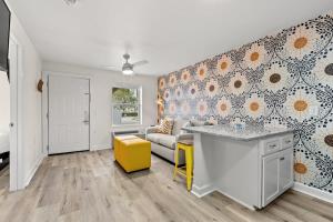 TreeHouse Lodge Walk to Beach Pet-Friendly 304