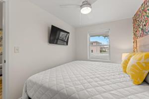 TreeHouse Lodge Walk to Beach Pet-Friendly 305