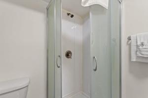 TreeHouse Lodge Walk to Beach Pet-Friendly 103