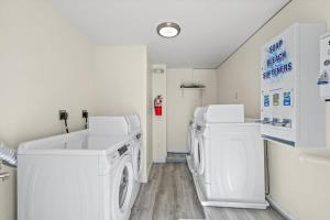 TreeHouse Lodge Walk to Beach Pet-Friendly 103