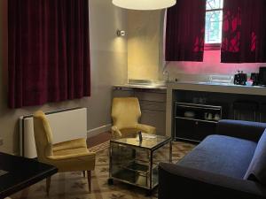 Estudio grande con cocina y sofá cama